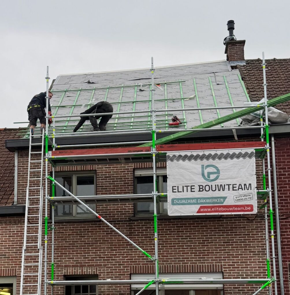 Dakwerkers van Elite Bouwteam plaatsen onderdak en panlatten op een hellend dak